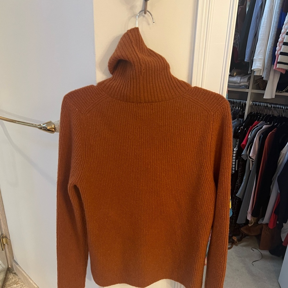 Carlson turtleneck sweater Size s